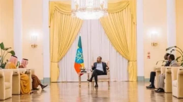 تفاعل واسع.. لقطة جلوس آبي أحمد أمام وزير الخارجية السعودي تثير الجدل وتصدر المنصات